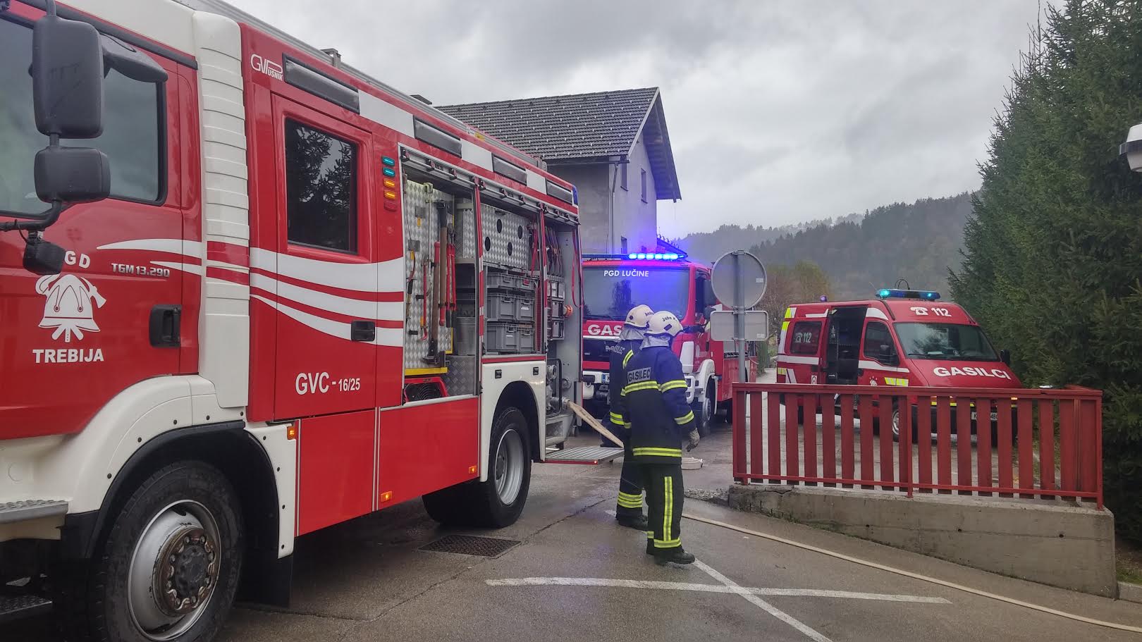 VAJA: Evakuacija vrtca Zala enota Dobrava in OŠ Ivana Tavčarja Gorenja vas, 25. 10. 2016